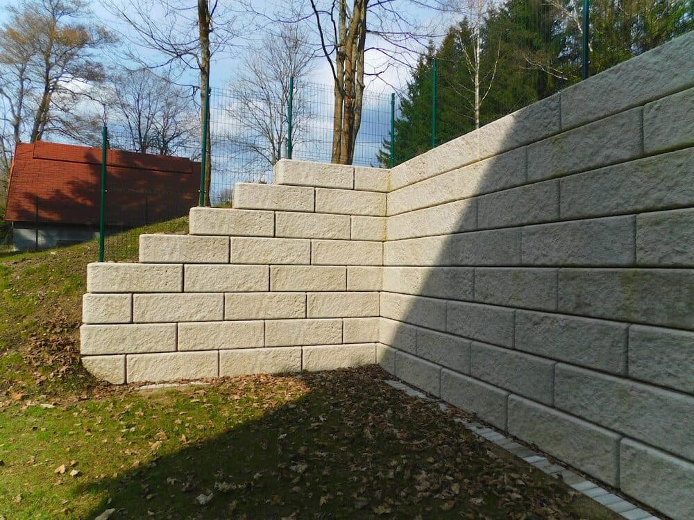 Hotová opěrná zeď Easyblock z bloků s texturou štípaného kamene
